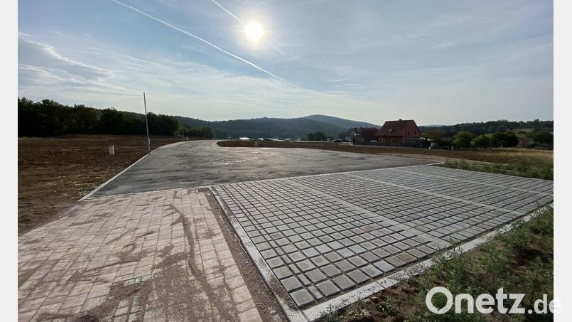 Die Morgensonne, der Johannisberg (im Hintergrund) und die neue Straße: Hier können demnächst 16 neue Wohnhäuser in Lintach gebaut werden. Bild: gri