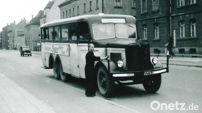 Mit einem Bus und einem umgebauten Lastwagen ist die Firma Wies 1948 die erste Linie nach Weiden gefahren. Archivbild: Busunternehmen Wies