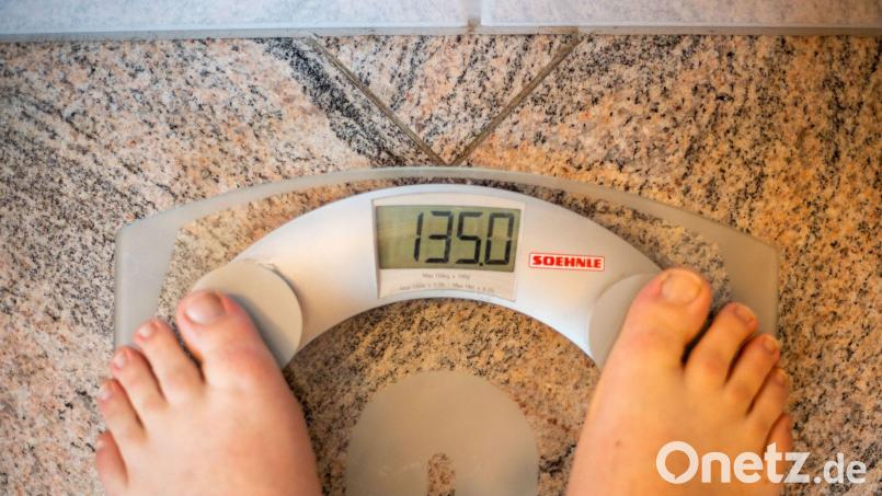 Können die Medikamente, die man sich selbst unter die Haut spritzt, beim Abnehmen helfen? Symbolbild: Lino Mirgeler/dpa