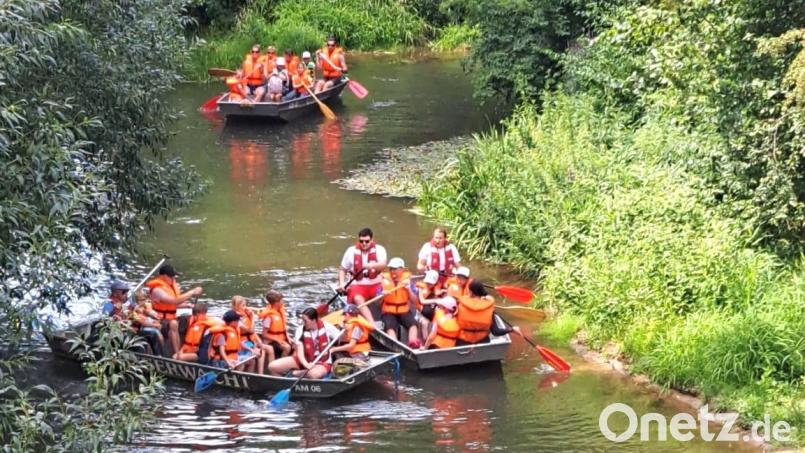 Der Vilsecker Wasserwacht-Nachwuchs hat in Amberg bei seiner Paddeltour auf der Vils großen Spaß. Bild: rha