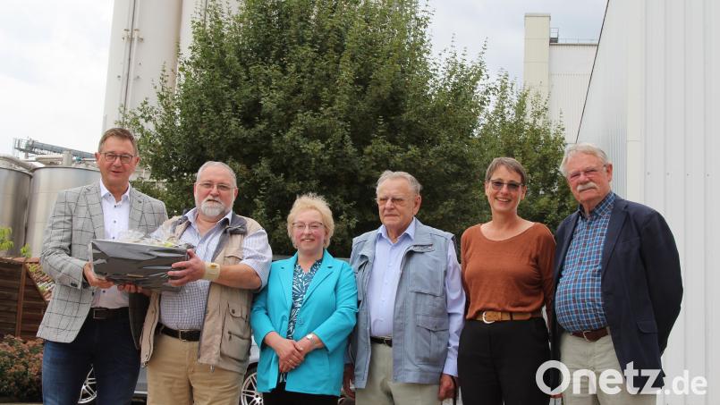 Feierliche Verabschiedung von Thomas Schemm: Im Bild von links Markus Niermann (Geschäftsführer), Thomas Schemm, Claudia Strunz, Konrad Loos (früherer Vorgesetzter), Inga Hauschildt (Leiterin Produktentwicklung/Laborleiterin), Hermann Meier (ehemaliger Eigentümer Colfirmit Rajasil). Bild: Heck Wall Systems/exb