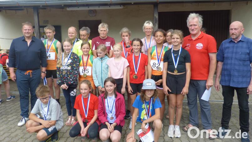 Die besten Teilnehmer der Mitterteicher Stadtmeisterschaften im Straßenlauf mit Stadtverbandsvorsitzendem Peter Haibach und TuS-Präsident Anton Bauernfeind (von rechts) sowie Bürgermeister Stefan Grillmeier. Bild: jr