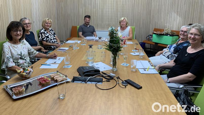 Bei einem Treffen im Rathaus bespricht Seniorenbeauftragte Gabriele Beck mit Bürgermeister Peter Neumeier anstehende Veranstaltungen für die Schwarzenfelder Senioren. Bild: Silvia Beck/exb