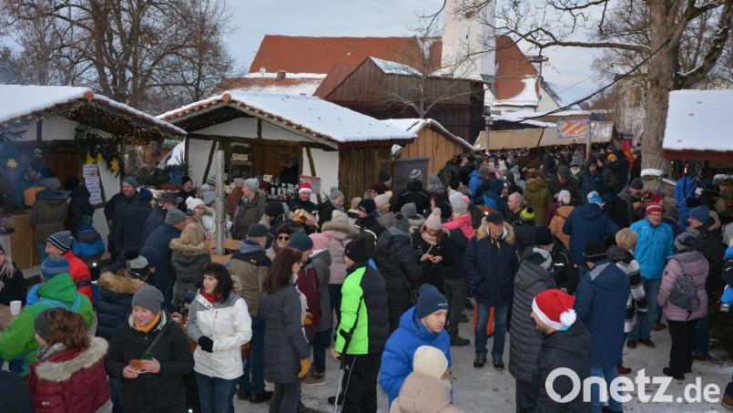Besuchermassen waren 2022 wieder zum Leonberger Weihnachtsmarkt geströmt. Weil Heiligabend heuer auf den vierten Adventssonntag fällt, ergibt sich wie zuletzt 2017 ein Terminproblem. Archivbild: jr