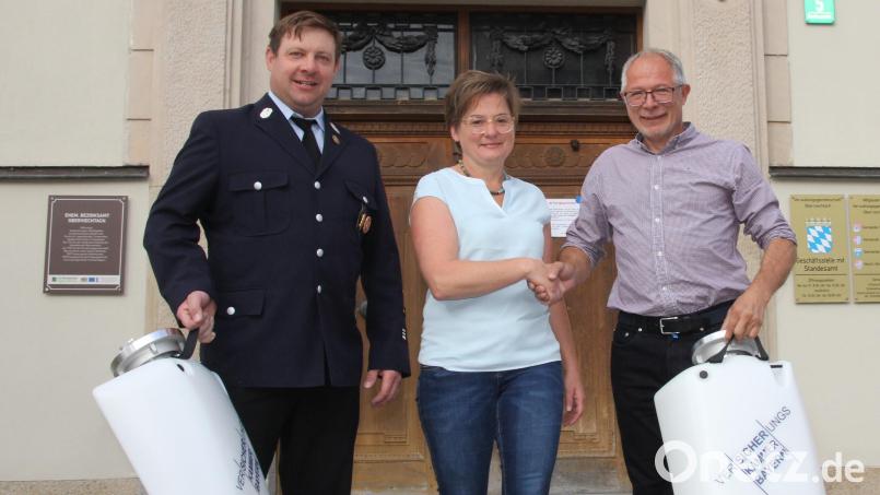 Die Winklarner Bürgermeisterin Sonja Meier und Kommandant Stephan Killermann (links) bedankten sich bei Andreas Kremm (rechts) für die beiden Schwimmsauger im Gesamtwert von 1 200 Euro. Bild: frd