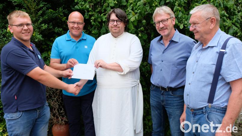 Rudi Dunzer (rechts) und Michael Schmid (links) übergeben Stadtpfarrer Johannes Bosco, Kirchenpfleger Norbert Braun (Zweiter von rechts) und Kirchenverwaltungsmitglied Walter Thurn (Zweiter von links) die Spende. Bild: do