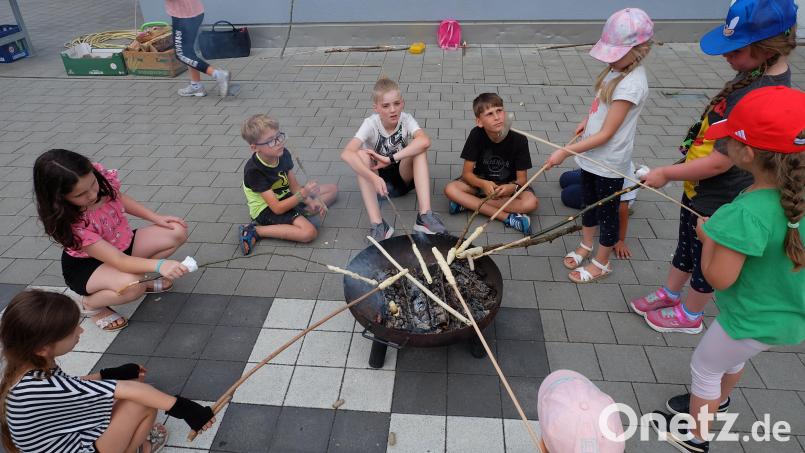 Immer schön drehen und nicht zu nah ans Feuer. Andrea Zeller hatte die Feuerstellen immer gut im Blick. Bei den Kindern war Geduld gefragt, denn es dauerte schon ein wenig, bis der Teig sich wieder von den Stöcken löste. Bild: wlr