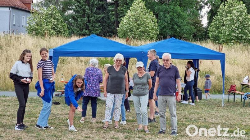 Das Boule-Spiel, eine Art Nationalsport in Frankreich, brachte die Deutsch-Französische Gesellschaft Interessierten jetzt in Waldsassen am Freizeitgelände an der Mitterteicher Straße näher. Bild: Karl-Heinrich Voh/exb