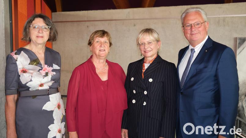 Der Präsident des Oberlandesgerichtes Nürnberg, Thomas Dickert (rechts), und seine Stellvertreterin Waltraut Bayerlein (links), verabschiedeten Amtsgerichtsdirektorin Petra Froschauer (Zweite von links) und führten ihre Nachfolgerin Michaela Frauendorfer (Zweite von rechts) in das Leitungsamt ein. Bild: Hirsch
