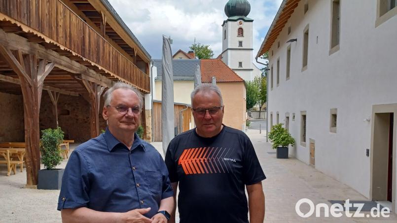 Alois Hümmer (rechts) hatte am Samstagnachmittag Dienst im Theres-Neumann-Museum und erkannte den Ministerpräsident Reiner Haseloff. Zweieinhalb Stunden lang schaute sich der Politiker mit seiner Frau Gabriele alles an. Bild: Alois Hümmer privat