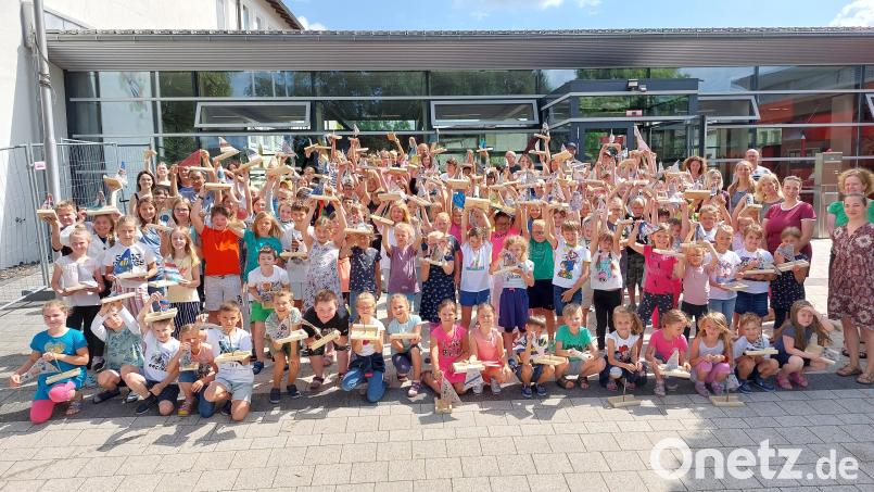 Mit Begeisterung sind die Kinder dabei. Ihre Flöße dürfen demnächst im Floßbach starten. Bild: le