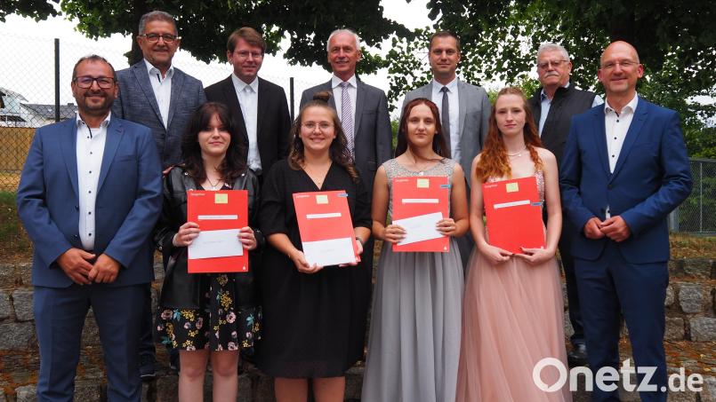Mit einem Gutschein wurden Lara-Paulina Schiewer, Leonie Schmidt, Sina Dötterl und Lea-Sophie Hering (vorne, von links), die Jahrgangsbesten der Fichtelnaabtal-Mittelschule, ausgezeichnet. Schulleiter Alexander Köstler (rechts), Klassleiter Martin Nickl (links) sowie die Vertreter der Schulverbandsgemeinden und Pfarrer Andreas Kraft gratulierten zu den ausgezeichneten Ergebnissen. Bild: jpl