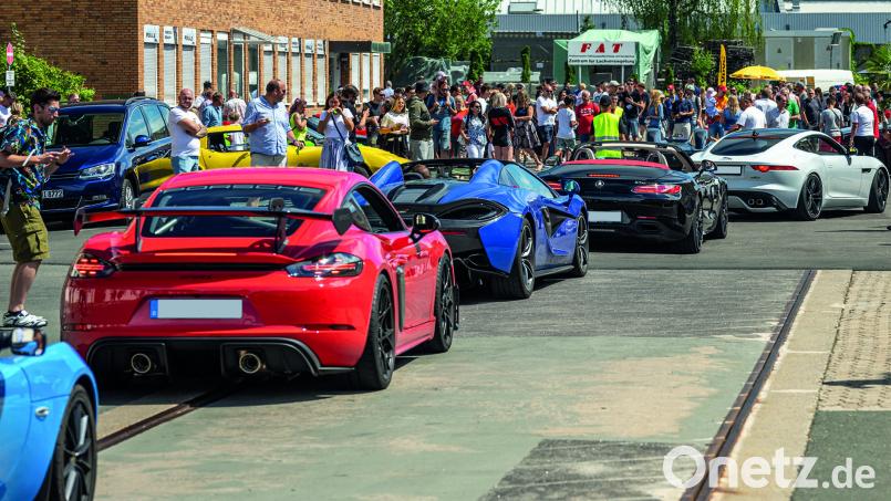 Alle zwei Jahre organisiert die Sportwagencharity in Nürnberg ein besonderes Event, bei dem Menschen in PS-starken Fahrzeugen auf dem Beifahrersitz Rundfahrten miterleben können. Bild: Henry Wendland/Sportwagencharity e.V./exb