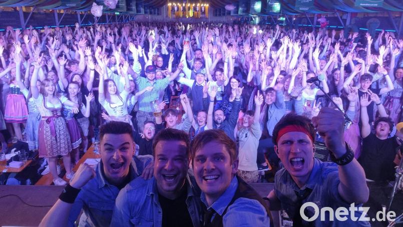 Die Partyband "Rotzlöffl" eröffnet die Feierlichkeiten am Samstagabend an der Planer Höhe. Bild: Rotzlöffl