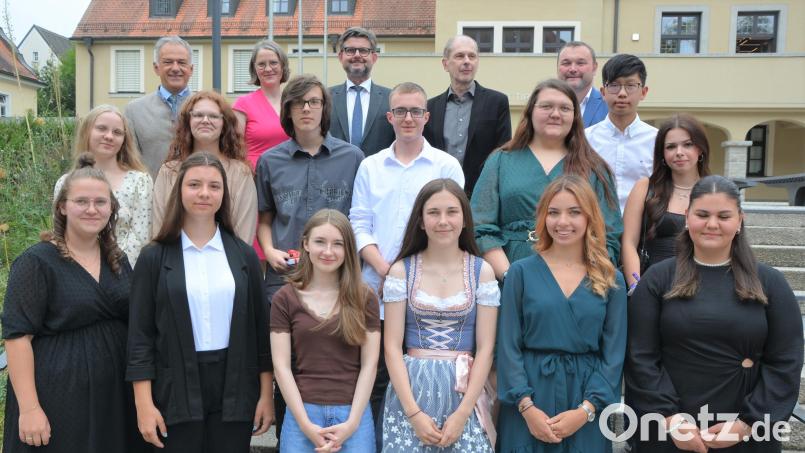 Erstmals zeichneten der Schulamtsbezirk und der Landkreis Tirschenreuth die besten Mittelschüler gesondert aus. Im Bild die 13 anwesenden Schüler mit (hintere Reihe, von links) Landrat Roland Grillmeier, den beiden Schulamtsdirektoren Martina Puff und Armin Engel, Bildungsmanager Hilmar Fütterer und Kreisentwickler Anton Kunz. Bild: jr