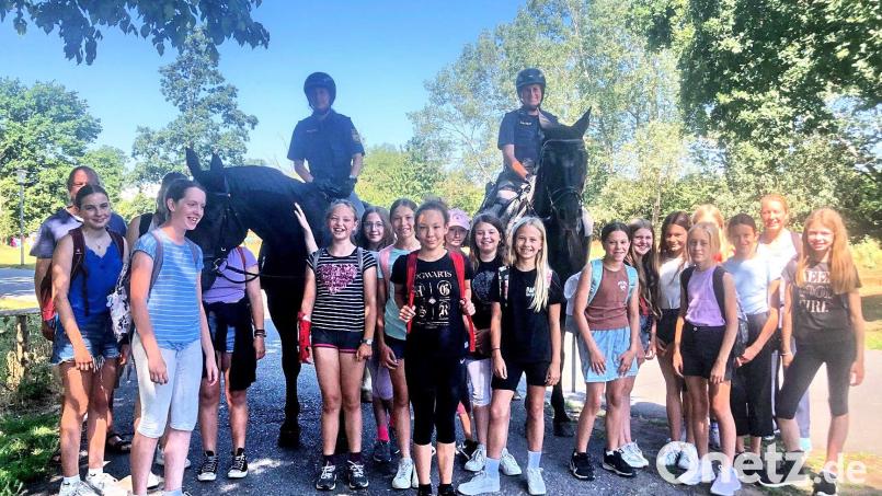 Ein unvergessliches Erlebnis für die Reitschülerinnen war die Fahrt zur berittenen Polizei nach Nürnberg, die Reitlehrerin Silke Hertel (hinten rechts) organisiert hatte. Bild: Realschule Kemnath/exb