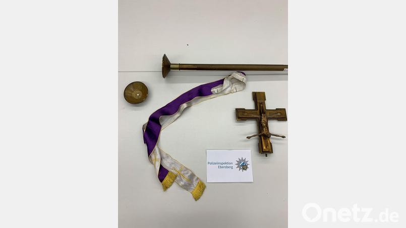 Ein Prozessionskreuz und eine Priesterstola hat die Polizei nach einem Vorfall in Oberbayern sichergestellt. Bild: -/Polizeiinspektion Ebersberg/dpa