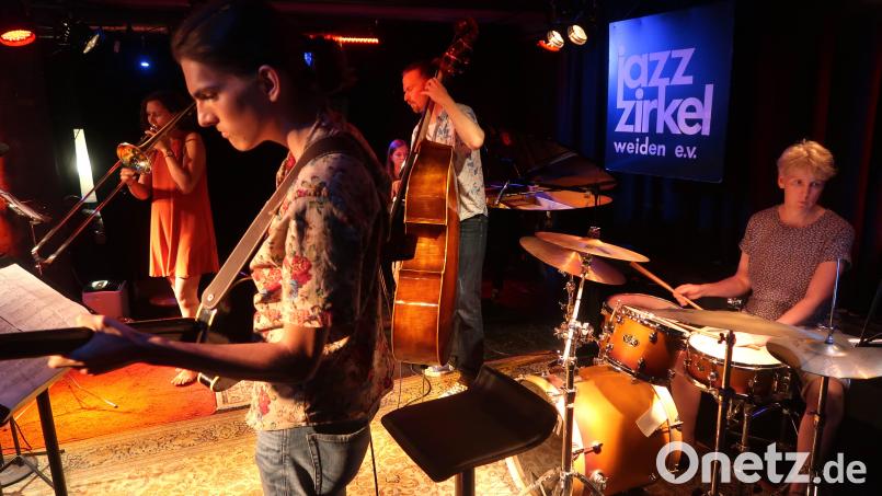 Eine Gruppe demonstriert, was sie bei einem Jazz-Seminar der vergangenen Jahre gelernt hat. Archivbild: Kunz