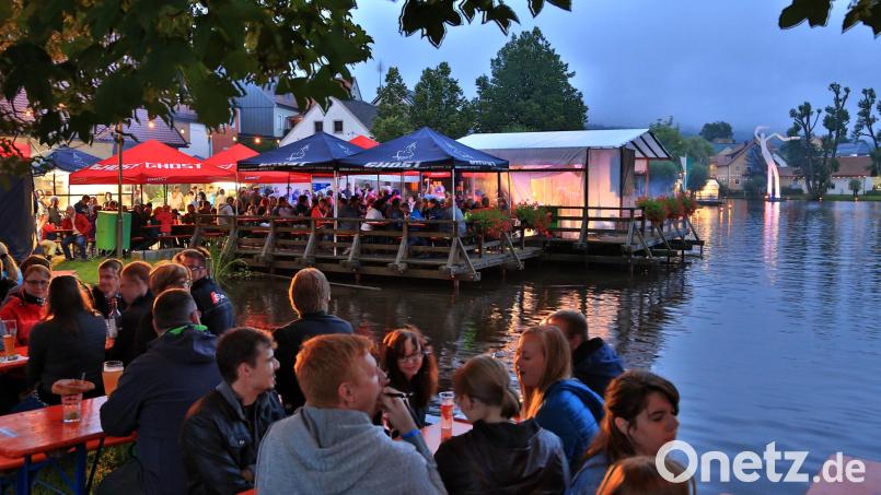 Das Fest am See: Die Besucher genießen jedes Jahr aus Neue das Ambiente am Hahnenweiher. Archivbild: Götz