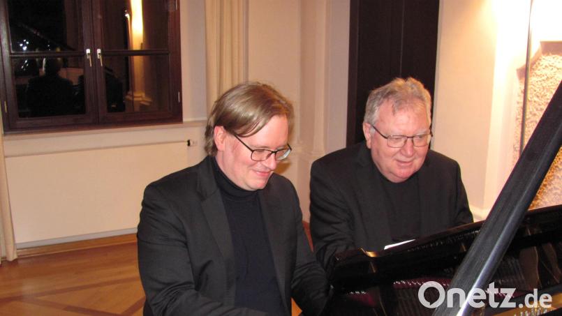 Markus Bellheim (links) und Edgar Krapp (rechts) spielten vierhändig beim bislang letzten Kammermusikkonzert im Harmoniesaal im Februar 2020. In der neuen Konzertreihe 2024 kehrt der Waldsassener Kammermusikkreis wieder an die bewährte Spielstätte zurück. Archivbild: rbr