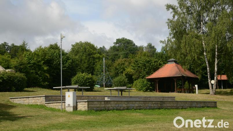 Die Bühne in der Freizeitanlage &quot;Bäckeröd&quot; erhält wieder eine Überdachung. Darauf wird eine Photovoltaikanlage errichtet, mit deren Strom die Heizung für das Badewasser im Badeweiher betrieben wird. Bild: bey
