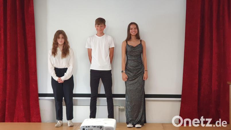 Sie sind die besten Absolventen der Montessori-Schule in Amberg (von links): Lotte Rebmann (1,0), Michael Ehbauer (1,33) und Milla Kuhnert (1,0). Bild: Christine Wocheslander/exb