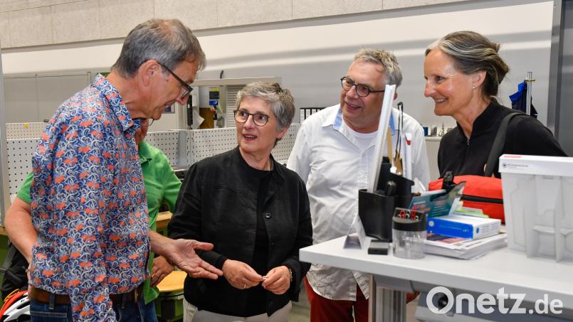 Die Bundestagsfraktionsvorsitzende der Grüne Britta Haßelmann (mit Brille), hat sich die Firma Baumann Automation in Amberg angeschaut. Initiiert hatten das Treffen die Amberger Landtagsdirektkandidatin der Grünen, Simone Maaß (rechts), und der Landtagslistenkandidat Christian Feja. Links Firmen-Chef Georg Baumann. Bild: Petra Hartl