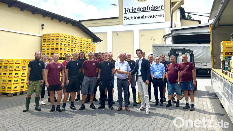 Die Schlossbrauerei Friedenfels wechselt den Besitzer. Johannes von Gemmingen-Hornberg (vorne rechts) verkauft sie an Karlheinz Mohr (vorne links). Die Belegschaft (im Hintergrund) wurde am Mittwoch informiert. Bild: Schlossbrauerei Friedenfels/exb