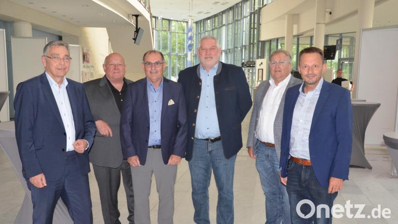 Geschäftsführung und Aufsichtsrat der Stadtbau Weiden: (von links) Günther Kamm, Stefan Rank, Rudolf Winter, Peter Wittmann, Wolfgang Hohlmeier und Oberbürgermeister Jens Meyer. Bild: Kunz