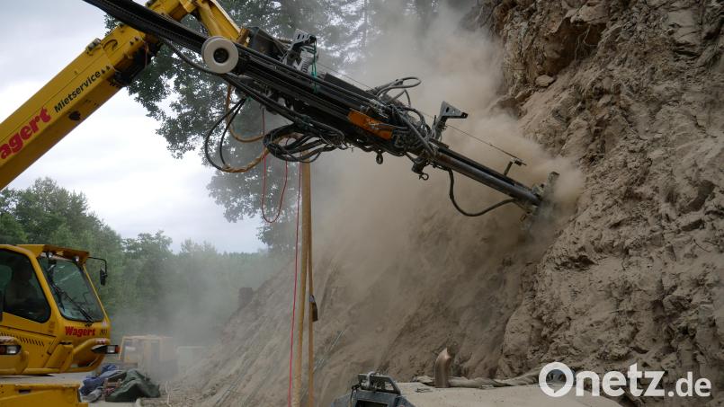 Mit 3000 Schlägen pro Minute arbeitet sich die Hartmetallbohrkrone an der Bohrlafette eines Schwerlaststaplers in das Gestein und bereitet die Löcher für die 220 Zentimeter langen Felsnägel vor. Bild: hmr