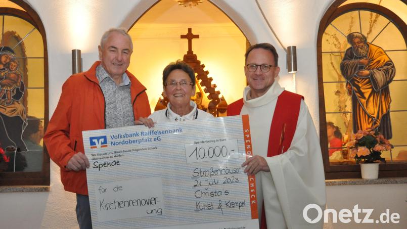 Christa Wildenauer aus Straßenhäuser eröffnet mit einer Einzelspende in Höhe von 10.000 Euro die Spendenaktion zur geplanten Renovierung der Katholischen Stadtpfarrkirche „Maria Immaculata“ in Vohenstrauß. Kirchenpfleger Günter Hassmann (links) und Dekan Alexander Hösl sind der Flohmarkthändlerin sehr dankbar. Bild: dob