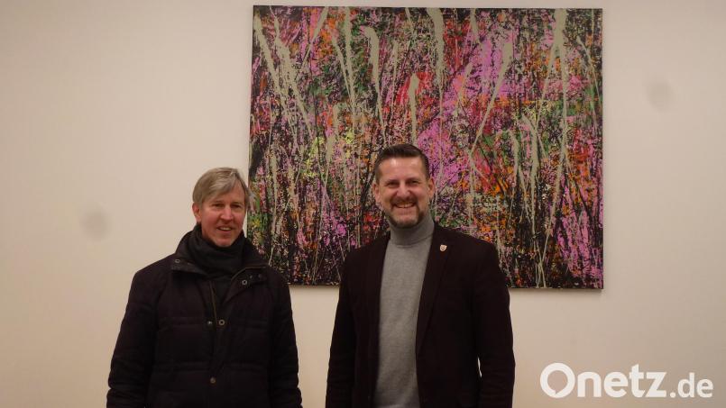 Volker Lindner (links) bei der Übergabe eines Gemäldes seiner Mutter, der Malerin Hedda Weickmann, als Spende an die Gemeinde Etzelwang mit Bürgermeister Roman Berr. Bild: ds