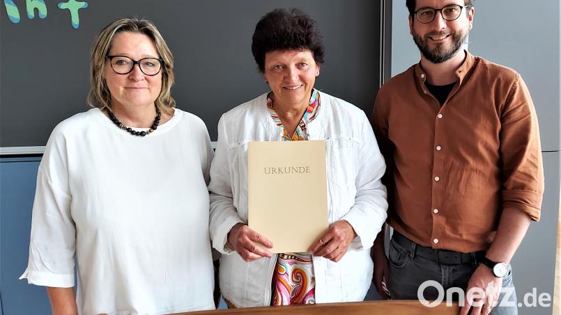 Wehmut begleitete nach 45 Dienstjahren den Abschied von Elfriede Weiß. Rektorin Christine Schneider und Konrektor Peter Grosser bei der Aushändigung der Ruhestandsurkunde. Bild: lg