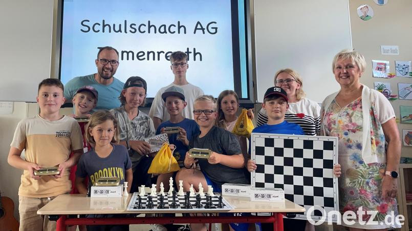 Thomas Seeberger und sein Sohn Leo (hinten von links) freuten sich über die neuen Schachutensilien ebenso wie Rektorin Gudrun Lehner und Fördervereinsvorsitzende Monika Heindl (von rechts). Bild: Grundschule Immenreuth/exb
