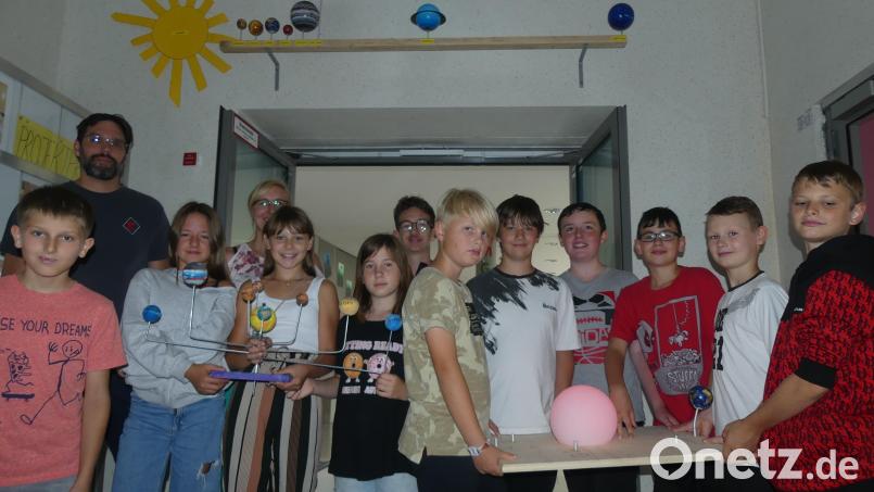 Mit Stolz präsentieren die Schüler mit Alexander Putzer und Lehrerin Wiebke Zimmermann ihre Arbeiten &quot;Sonnensystem“ am Tablett und am Oberrand der Türe.. Bild: rn