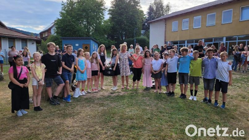 Mit einem abwechslungsreichen Programm verabschiedete sich die vierte Klasse der Grundschule Fichtelberg/Mehlmeisel von ihrer Schule und den Lehrern. Bild: Grundschule Fichtelberg-Mehlmeisel/exb