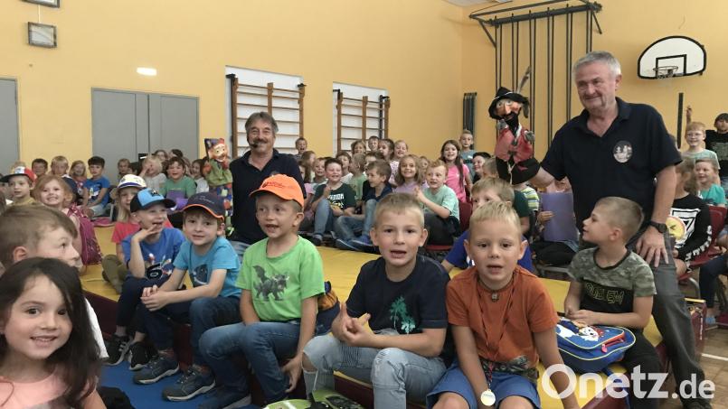 Beim Auftakt des Ferienprogramms in Windischeschenbach wollten Kasperl und Räuber Hotzenplotz schon mal die Mädchen und Buben kennenlernen. Bild: Wolf/exb