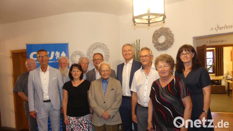 Beim 60. Geburtstag des Ortsverbandes wurden zahlreiche Mitglieder geehrt. Von links: Helmut Grünthaler, Peter Achatzi, Robert Spieß, Anette Haberler, Clemens Mertel, Martin Preuß, Erich Birzer, Harald Schwartz, Wolfgang Rattai, Inge Müller und Brigitte Barth. Bild: CSU Neukirchen /exb