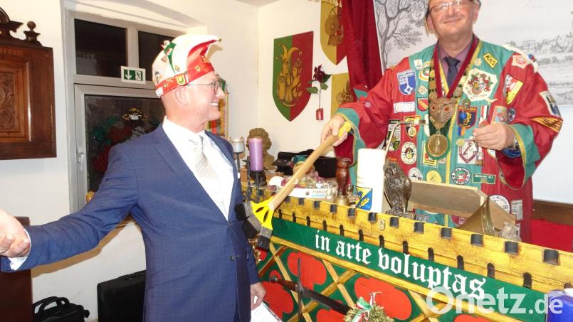 Ceremonienmeister &quot;Ofensiv&quot; (Hans Zeitler) dankt dem Landshuter &quot;Filophil&quot; für einen ungewöhnlichen Beitrag beim Treffen in den Räumen der Weidener Schlaraffen, indem er ihm den Bauch pinselt. Bild: ui