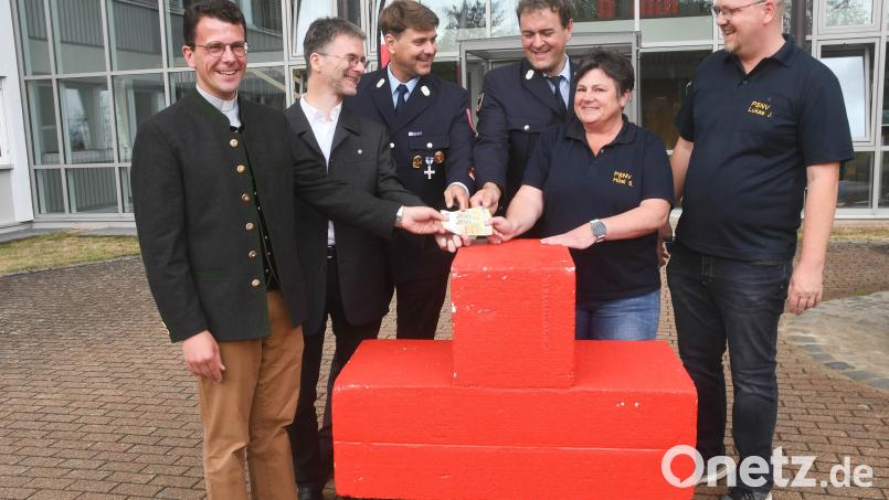 600 Euro für die Notfallseelsorge beim BRK übergeben (von links) die Pfarrer Thomas Kohlhepp und Andreas Ruhs, Roman Baumgärtner und Gerd Miederer von der Feuerwehr Neunkirchen an Sandra Hösl und Johannes Lukas. Bild: Gabi Schönberger