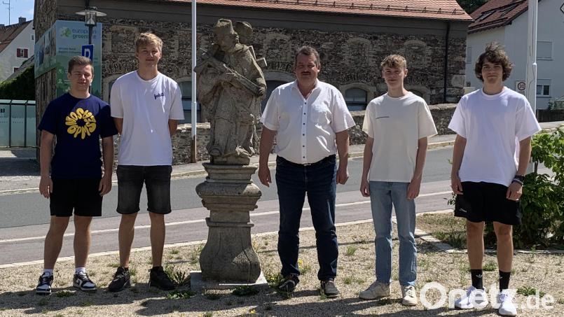 Noah Friese, Louis Höcherl, Alexander Korn und Max Veitenhansl (von links) erzählen Bürgermeister Reinhard Kreuzer von ihren Plänen. Bild: Stadt Schönsee/exb