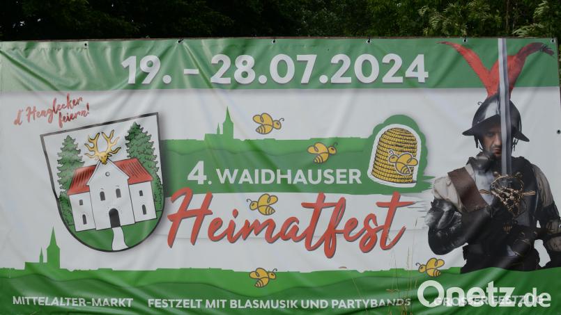 In Waidhaus kündigen große Banner das vierte Heimatfest im Jahr 2024 an. Die Vorbereitungen laufen seit einiger Zeit auf Hochtouren. Bild: bey