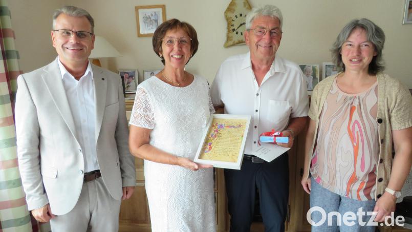Bürgermeister Karlheinz Budnik (links) und Gemeindereferentin Gabriele Sieder (rechts) gratulierten Jutta und Helmut Köck zur Goldene Hochzeit. Bild: adj