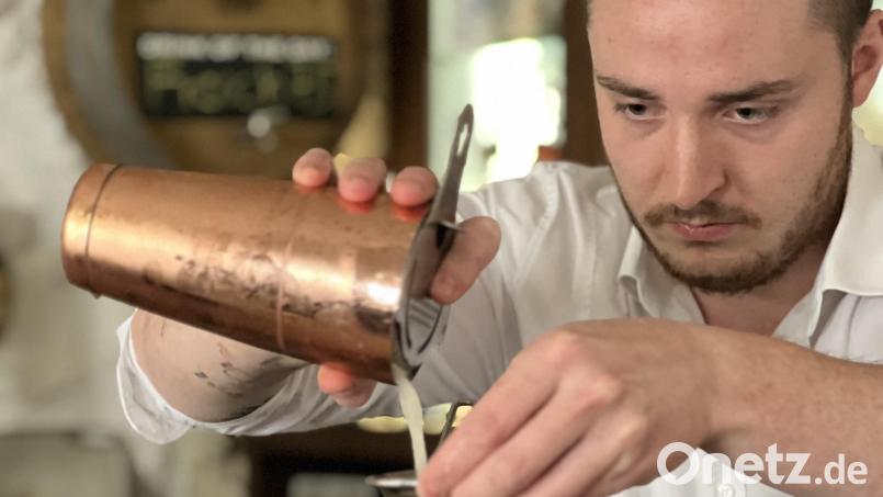 Der &quot;Riddler&quot;-Drink wird im &quot;Das Eisenherz&quot; in Amberg sorgfältig von Barchef Stefan Stündl zubereitet. Bild: Dominik Mark