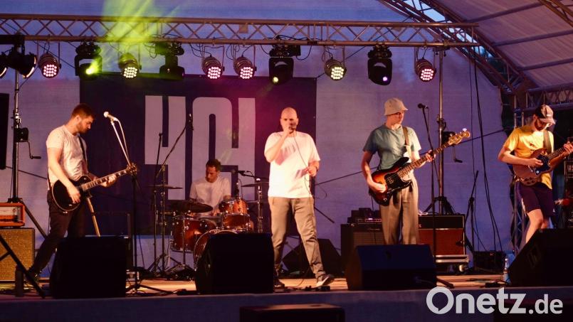 Ein fulminantes „Bavarian Bohemian Rock Festival“ mit drei Bands aus Tschechien und Bayern erlebten die zahlreichen Besucher auf dem Vorplatz des Geschichtsparks. Das Konzert eröffneten die &quot;404 Whizzkids&quot; aus Vohenstrauß. Bild: Annika Schendera/exb