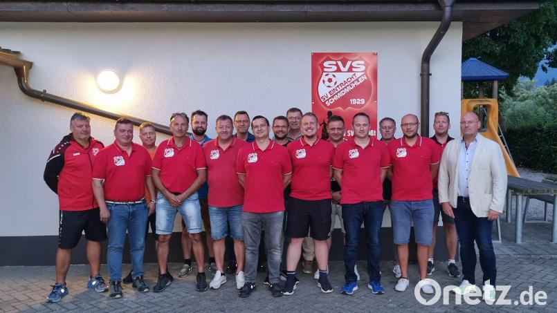 Der neu gewählte Vorstand des Sportvereins mit den beiden Vorsitzenden Markus Hummel (Zweiter von rechts) und Manuel Obermeier (rechts). Bild: fop