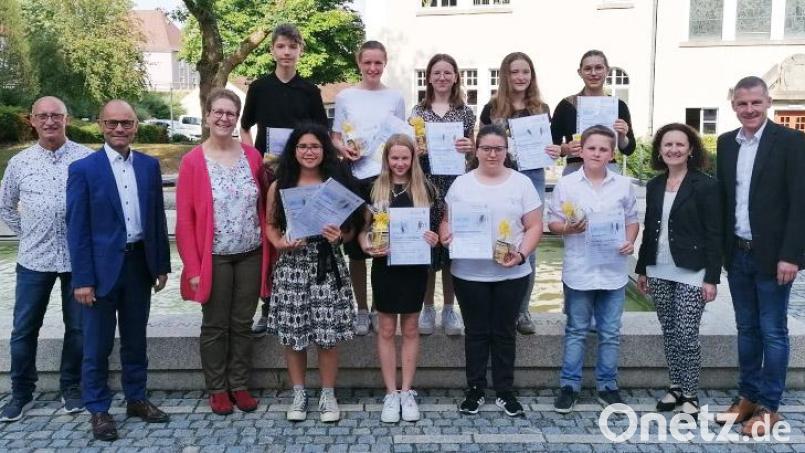 Die erfolgreichen Teilnehmer bekamen eine Urkunde und ein kleines Präsent vom Förderverein &quot;MUT&quot;. Bild: zch