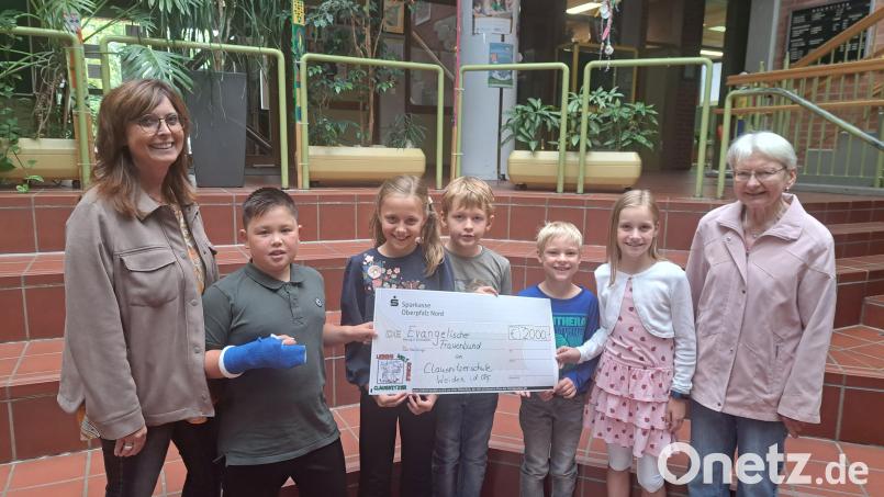 2000 Euro spendete der Evangelische Frauenbund an die Schülerbücherei der Clausnitzerschule. Davon sollen Bücher, Puzzles und Lernspiele gekauft werden. Bild: Johannes Arndt/exb