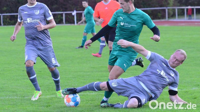 Mathias Messmann (rechts bei der Grätsche) soll die Abwehr des 1. FC Schwarzenfeld nach seiner Rückkehr stabilisieren. Links beobachtet Marco Zirngibl die Szene. Bild: ham
