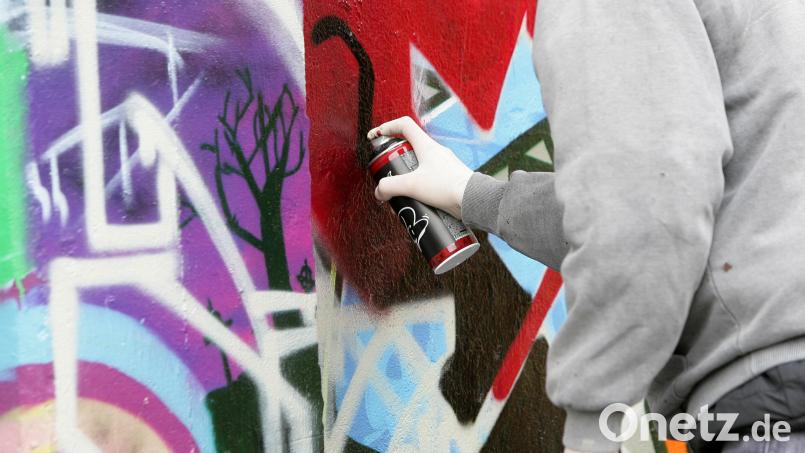 Unbekannte haben ein Bauhofgebäude in Tirschenreuth mit einem Graffiti beschmiert. Symbolbild: Tobias Gräf